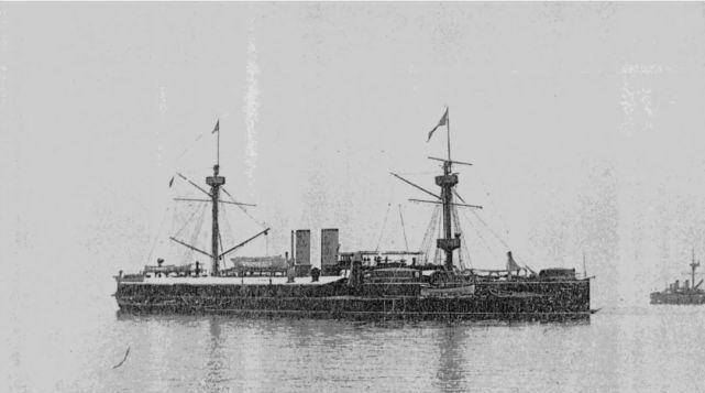 1947年,8艘日本军舰驶入上海吴淞口码头，海军少校钟汉波站在船头上,他从日本带