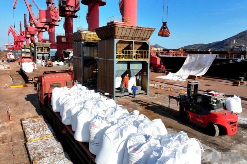 印度彻底睡不着了当地时间4月28日，不少海外化肥进口商表示，中国正在加强对化肥