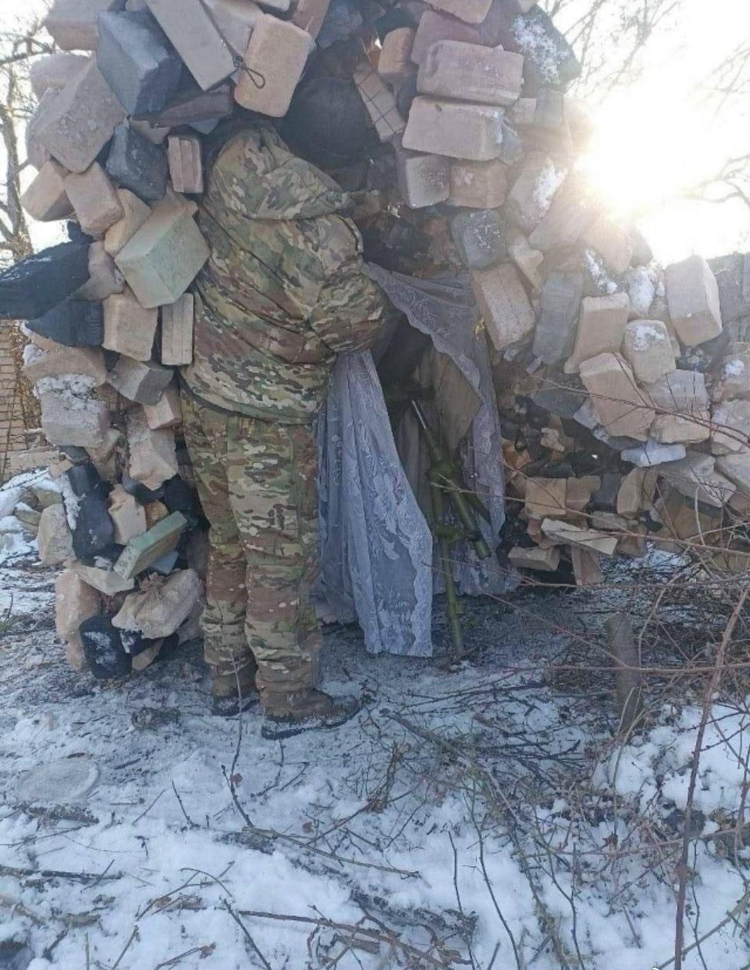 出现了为俄罗斯军队制造的工地砖块伪装网的照片。​​​