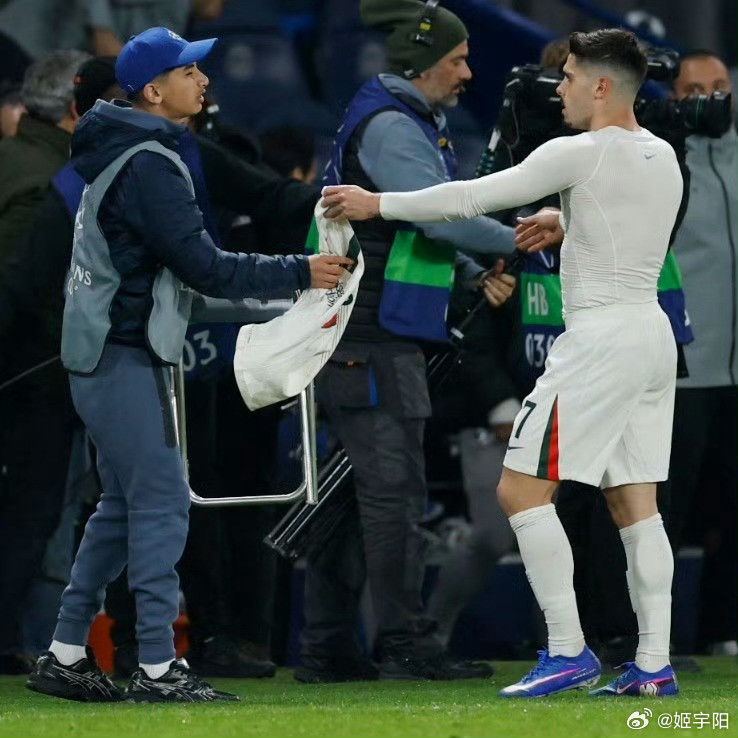 被切尔西球员内托推倒在地的球童，赛后不仅得到球员本人35遍（原话如此）的道歉，