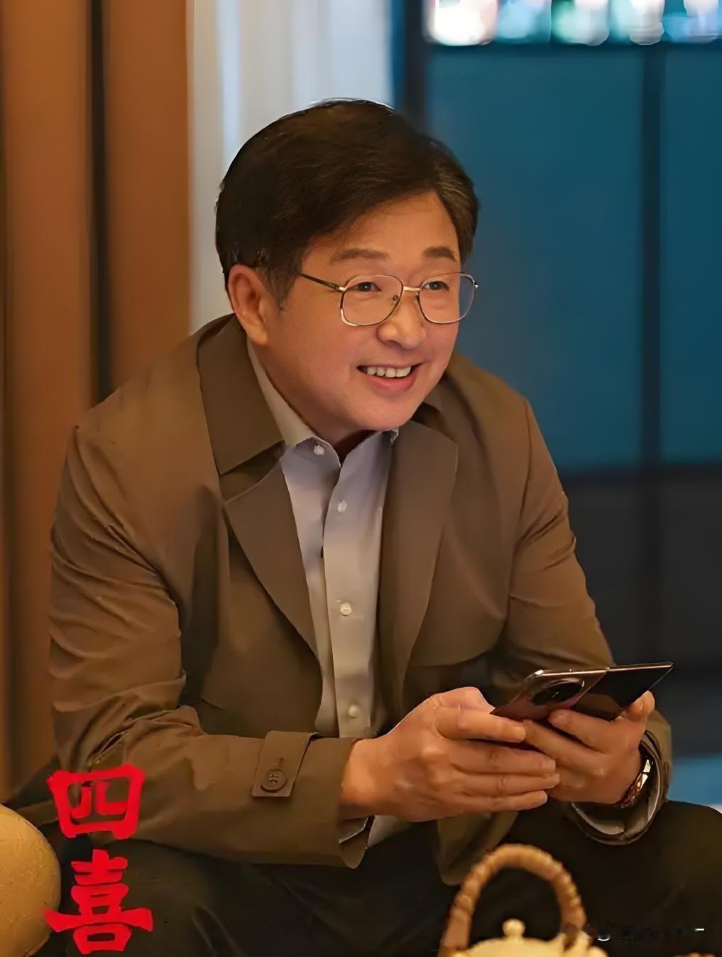 《四喜》最不靠谱的，就是冯美奇她爸老冯了，真不是说他生意做失败，而是明知