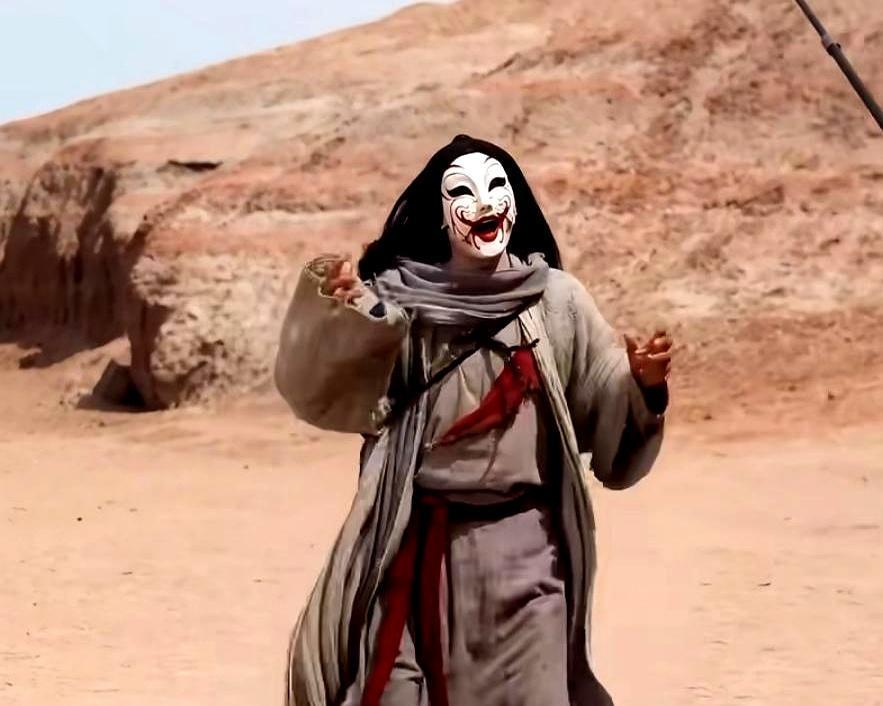 电影把《镖人》江湖的骨架抽掉了，就剩一张皮。那个无所不知的执棋者知世郎，在银幕