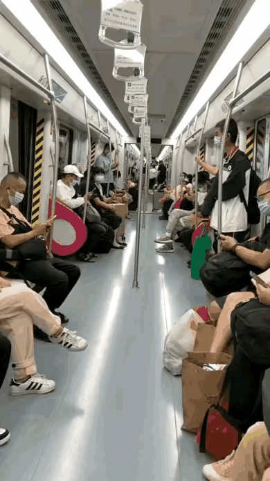 哈哈哈哈，我笑喷了！这个应该不是Al吧？这小伙子为了赶地铁，怕上班迟到，也是拼了