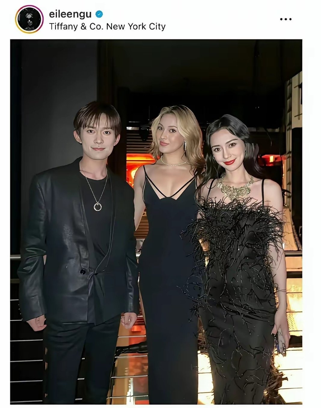 一个是谷爱凌发的，一个是杨颖发的，两张图几乎复刻，果然美女扛得住镜头考验。