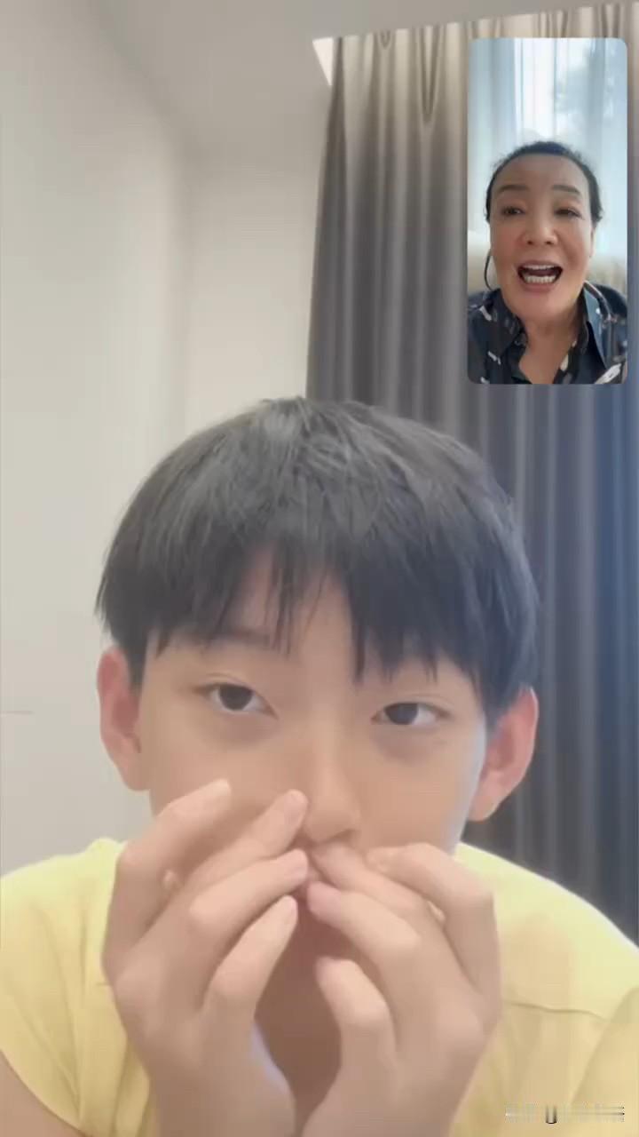原来小玥儿小箖箖去加拿大参加夏季营了……小箖箖在加拿大给悉尼出差的兰姐打视频