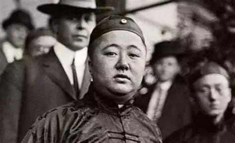 1908年，28岁的溥伟自信皇位已是囊中之物，竟隆重换上崭新王服，在紫禁城门口眼
