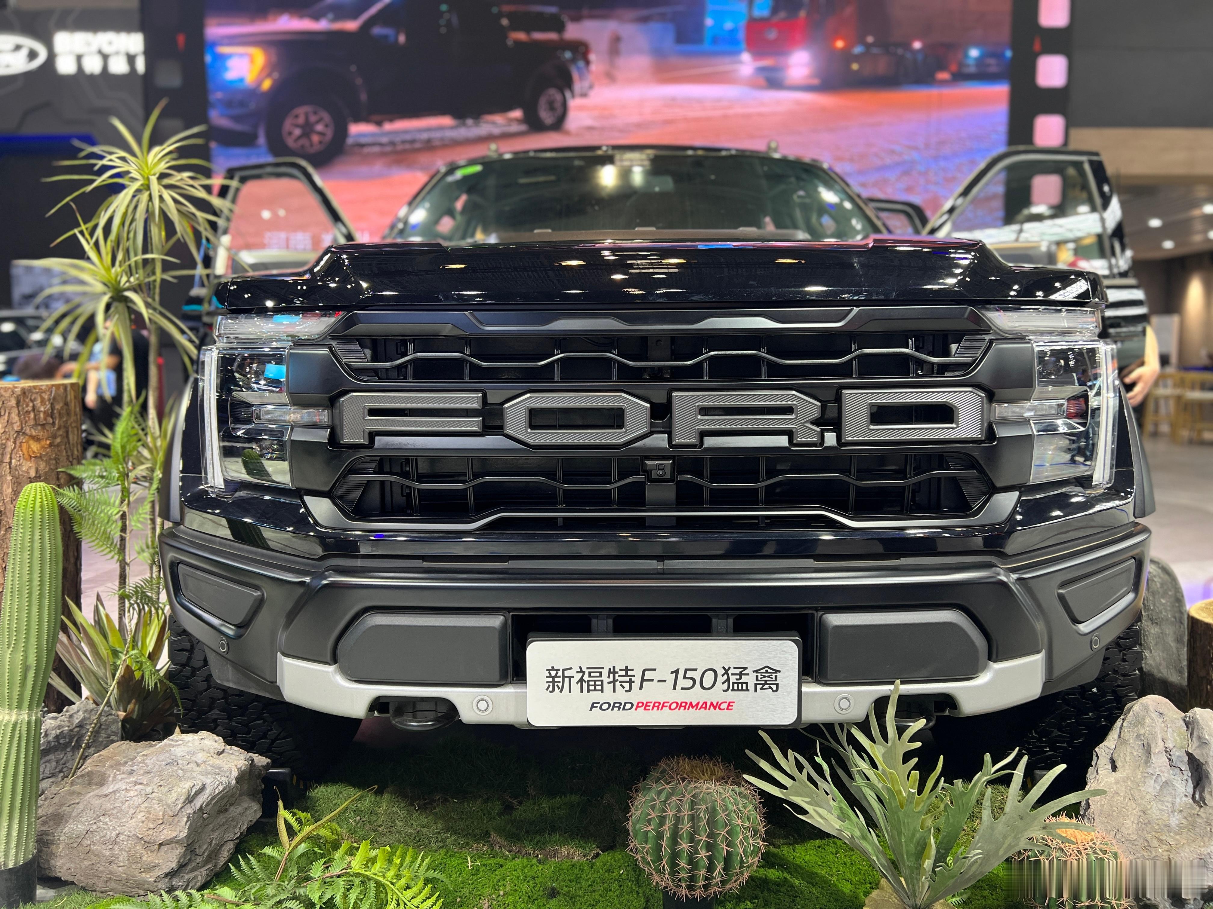 2025重庆国际汽车展览会上，全新福特F-150猛禽的亮相，再次将高性能越野皮卡