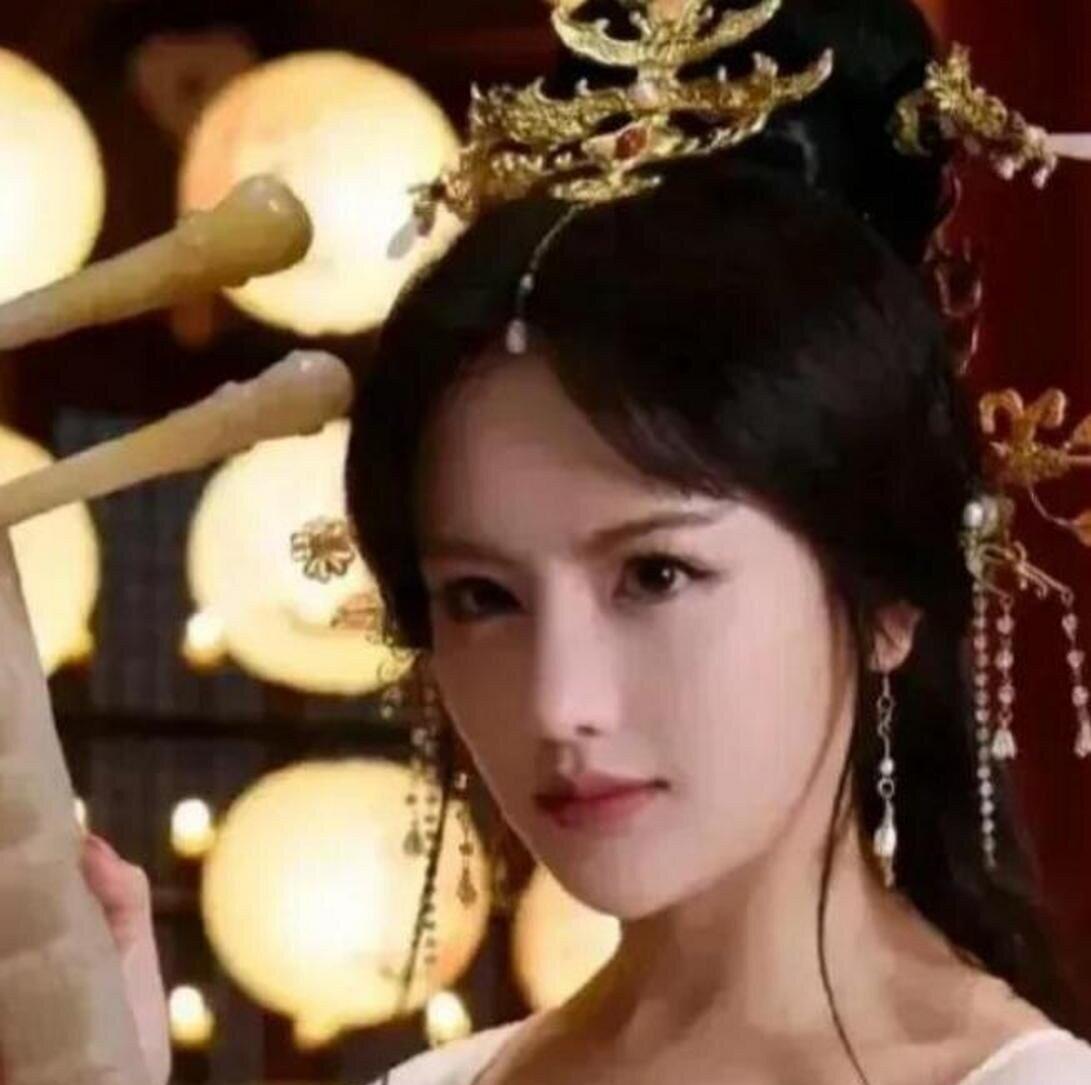 后晋皇帝石敬瑭病死后，丧礼上，新帝石重贵直勾勾地盯着婶婶冯氏。晚上，石重贵闯入冯