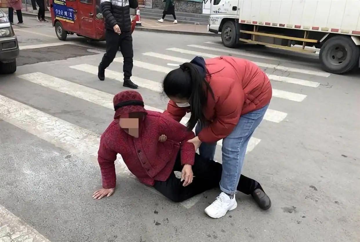 杭州62岁阿姨摔倒躺在路边25分钟，路人不敢上前搀扶，救护车接进急诊，她