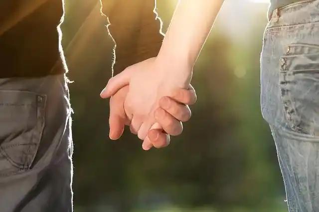 家庭顺遂之道一个家庭的发达顺遂无非就两点：一是夫妻同心、二彼此尊重。首
