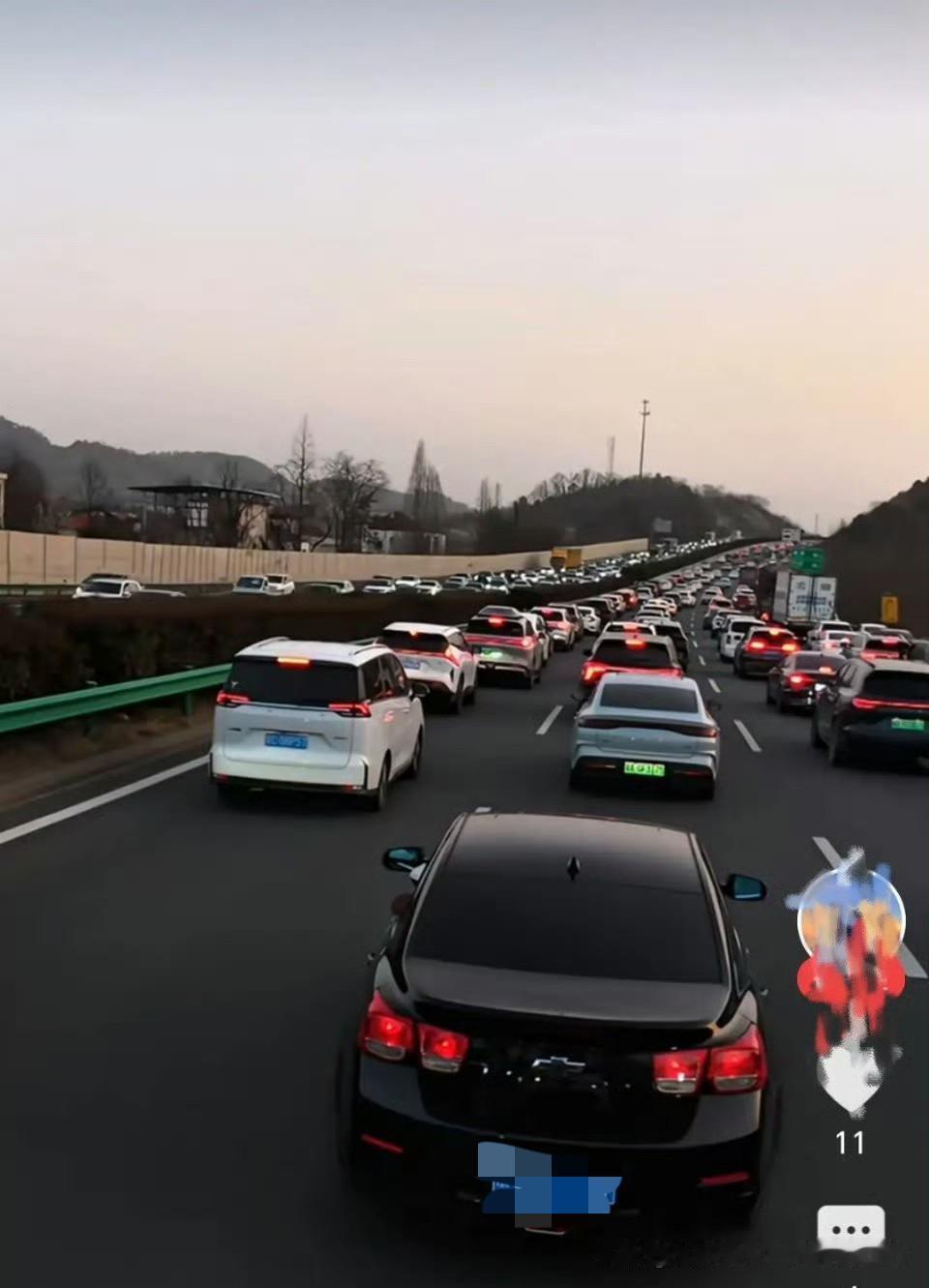 高速年年堵，全国大会年年开，咋就没人提议提一提高速尤其是国道的限速，再加大对低速