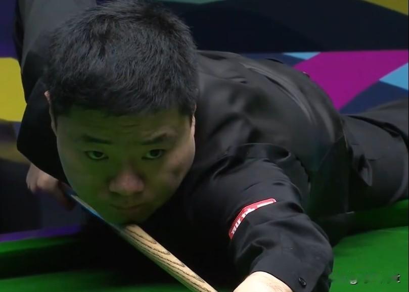 家门口献技，丁主任霸气十足！2025斯诺克国锦赛，进入到第二个比赛日，64进3