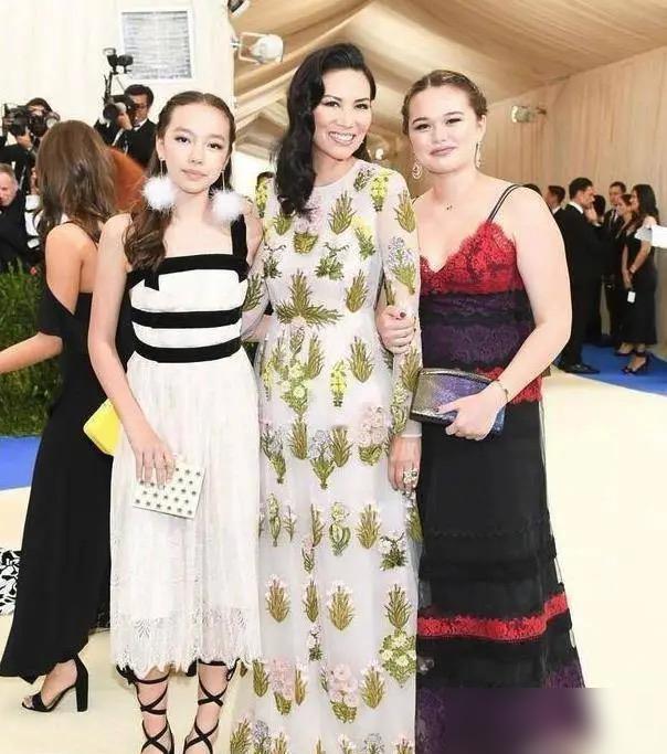 砸几百亿养出两个丫鬟脸？网上一片群嘲，说邓文迪这俩闺女白瞎了顶级基因。刚过去