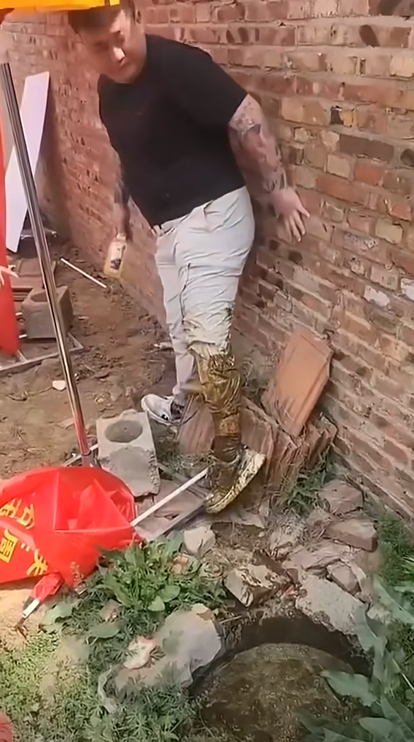 多年以后：老公：我兄弟喊我喝酒。老婆：那个兄弟？老公：结婚时候掉粪坑那个！