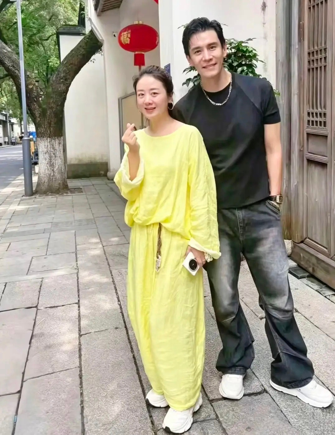 48岁“杜冰雁”小李琳和老公经超、大女儿现身福州旅游，她的穿衣打扮有点一言难尽啊