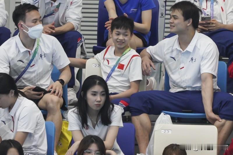 全红婵现身广东省奥体中心游泳跳水馆。明日上午10点,她将出战女子团体10米跳台项