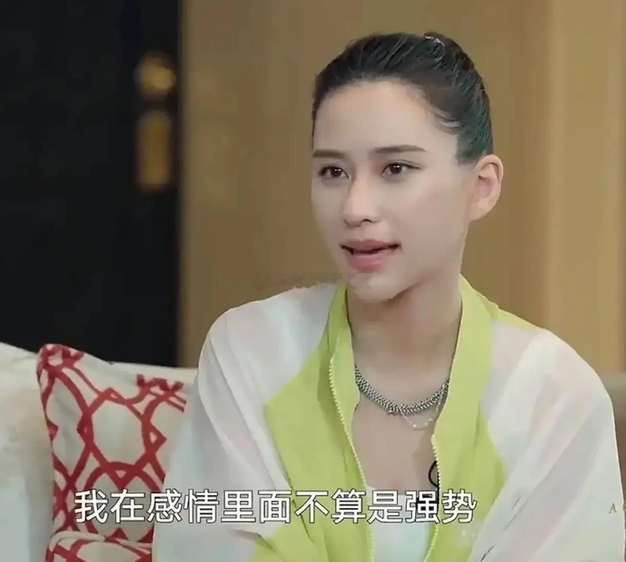 窦骁说，熟悉我和何超莲的人都知道，我们的感情从来都是平等舒服的。她在感情里不是强