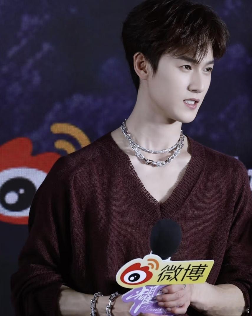 李昀锐连着两天被扒衣服丁程鑫把李昀锐衣服拽掉了范丞丞李晨周五刚让李昀锐衣服经历