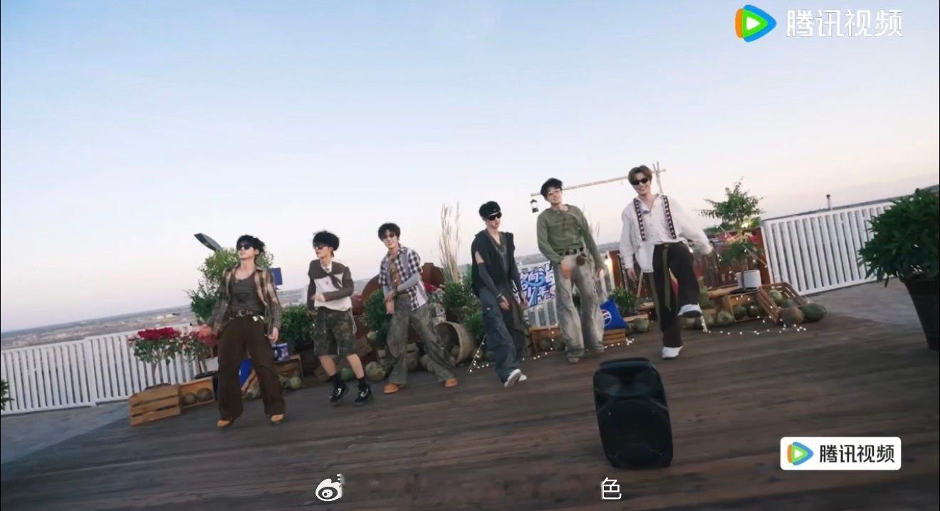 看《一路向海的少年》第三期的时候特别有共鸣，TOP登陆少年组合从新疆塔...