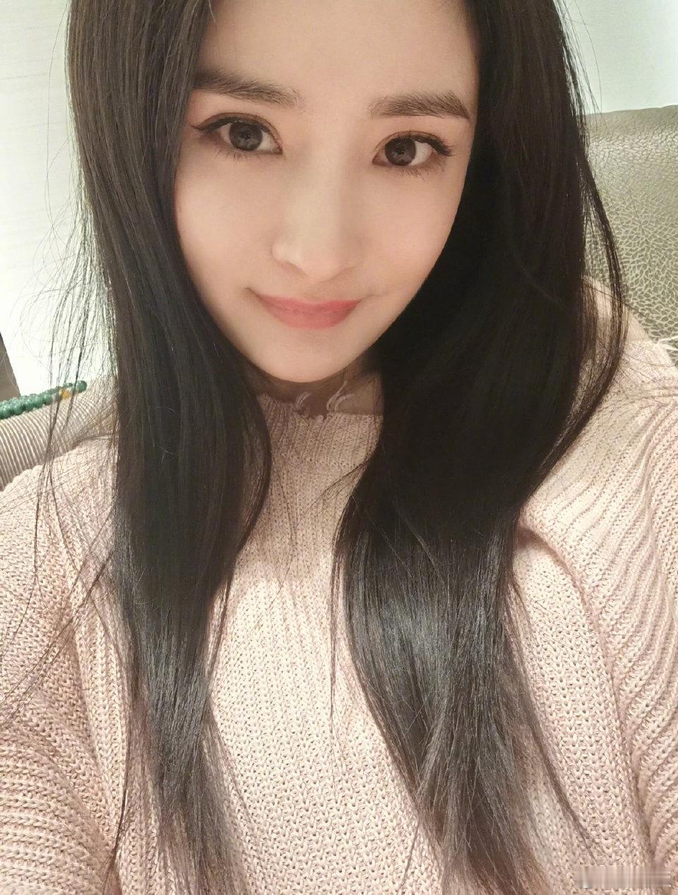 第一次看到杨幂这张自拍的他拍视角[害羞]​​​