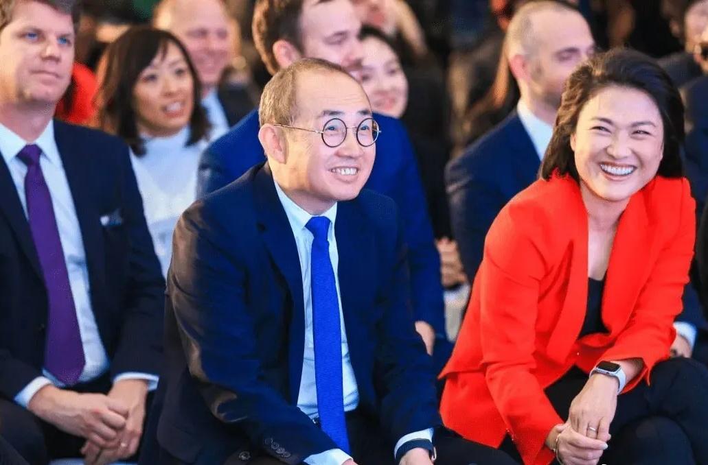 又看到地产大亨潘石屹两口子的新闻。他和妻子张欣，以7600万美元的价格购买了纽