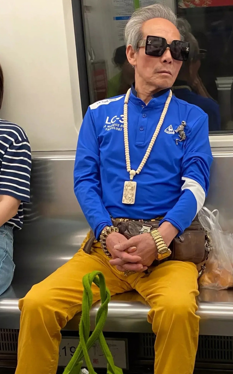 地铁上遇到这位大爷，看他的造型，像不像香港铜锣湾的杠霸子“加钱哥”郑浩南！不