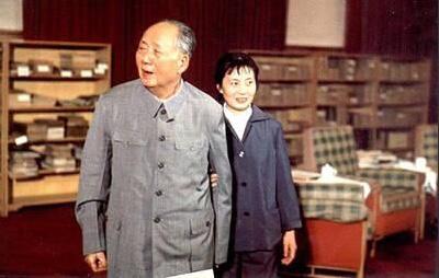 说到毛主席的最后一年，张玉凤说：他很孤独，常偷偷哭，不愿见人。作为陪伴主席最后一