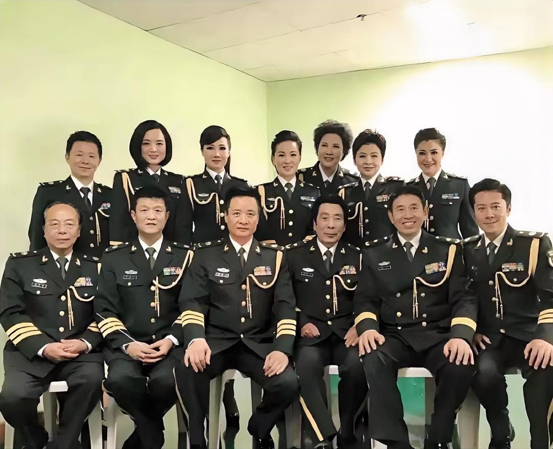 解放军总政治部歌舞团，一众国家一级演员集体合影，如果你认识三位以上，一定是骨灰级