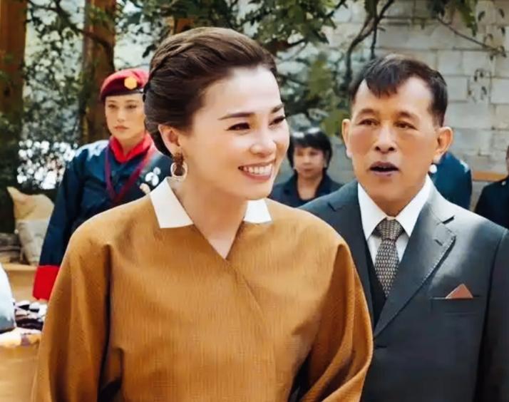 泰国国王这是被自己的妻子苏提达深深吸引了吗？泰国国王这眼神是什么意思呢？看向