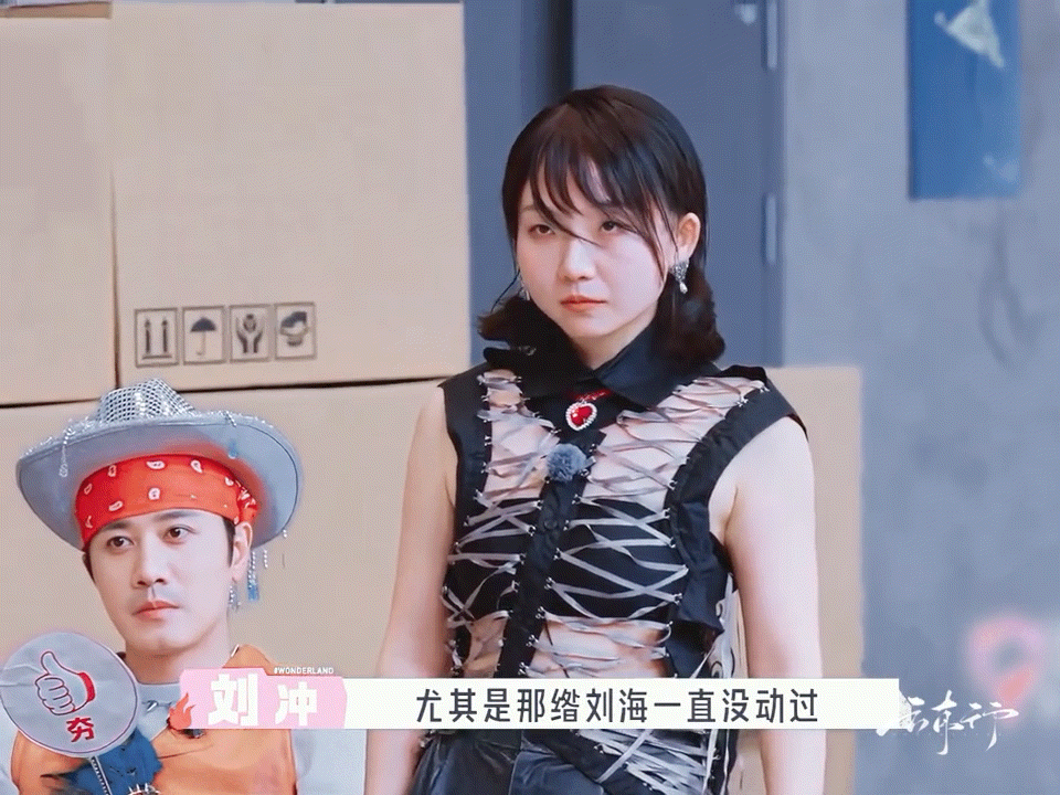 李嘉琦刘海李嘉琦自信众人围观打趣李嘉琦的经典刘海，各种脑洞吐槽接连不断，可他从不