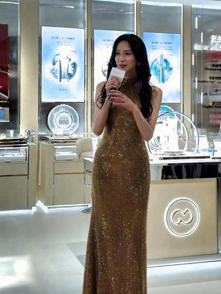 林志玲深圳亮相！金色亮片裙美到发光家人们，林志玲今天空降深圳南山了！深圳湾