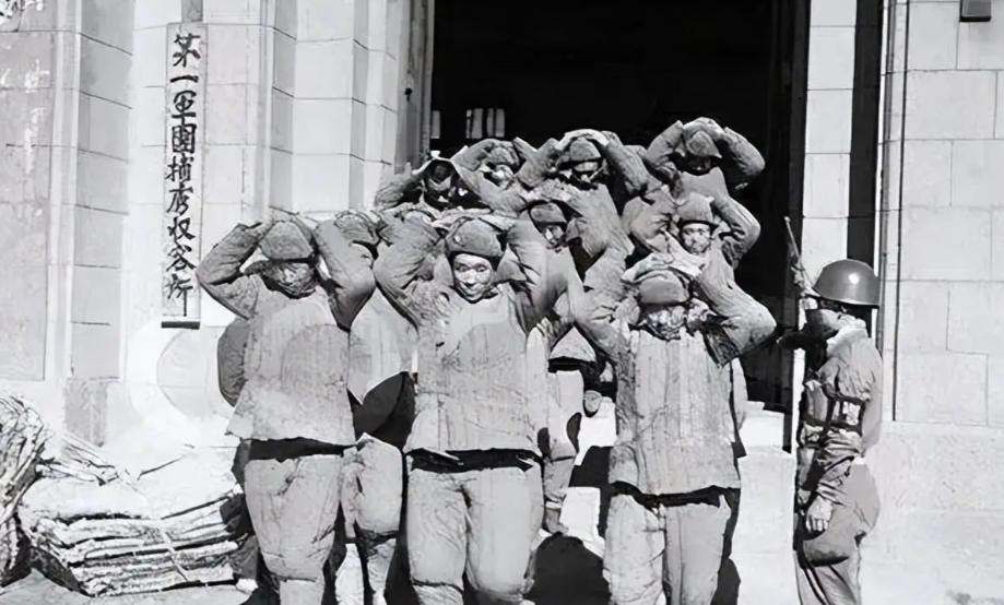 1954年，14800余名志愿军战俘被遣往台湾，蒋经国在码头悄然落泪，蒋介石当夜