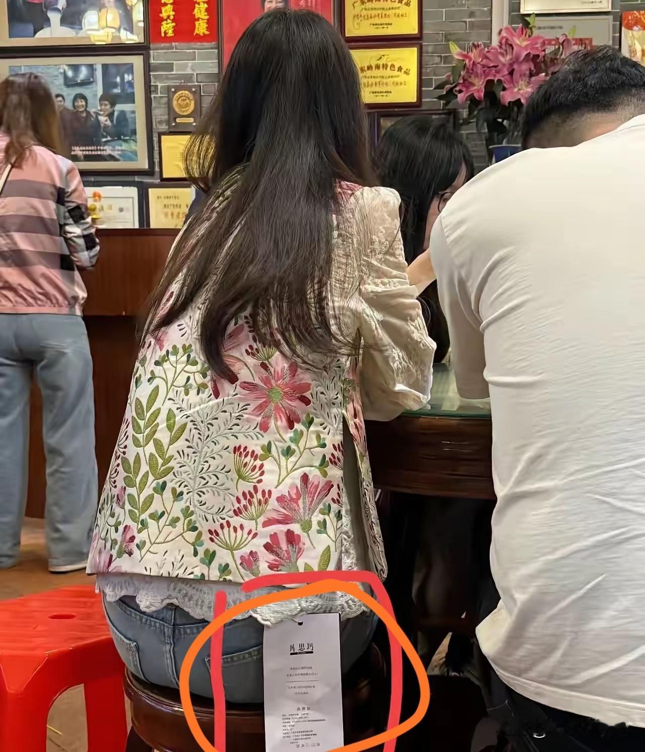 现实中有些人，有意去占商家的便宜，这样的人太可恶了，你打算买一件衣服，