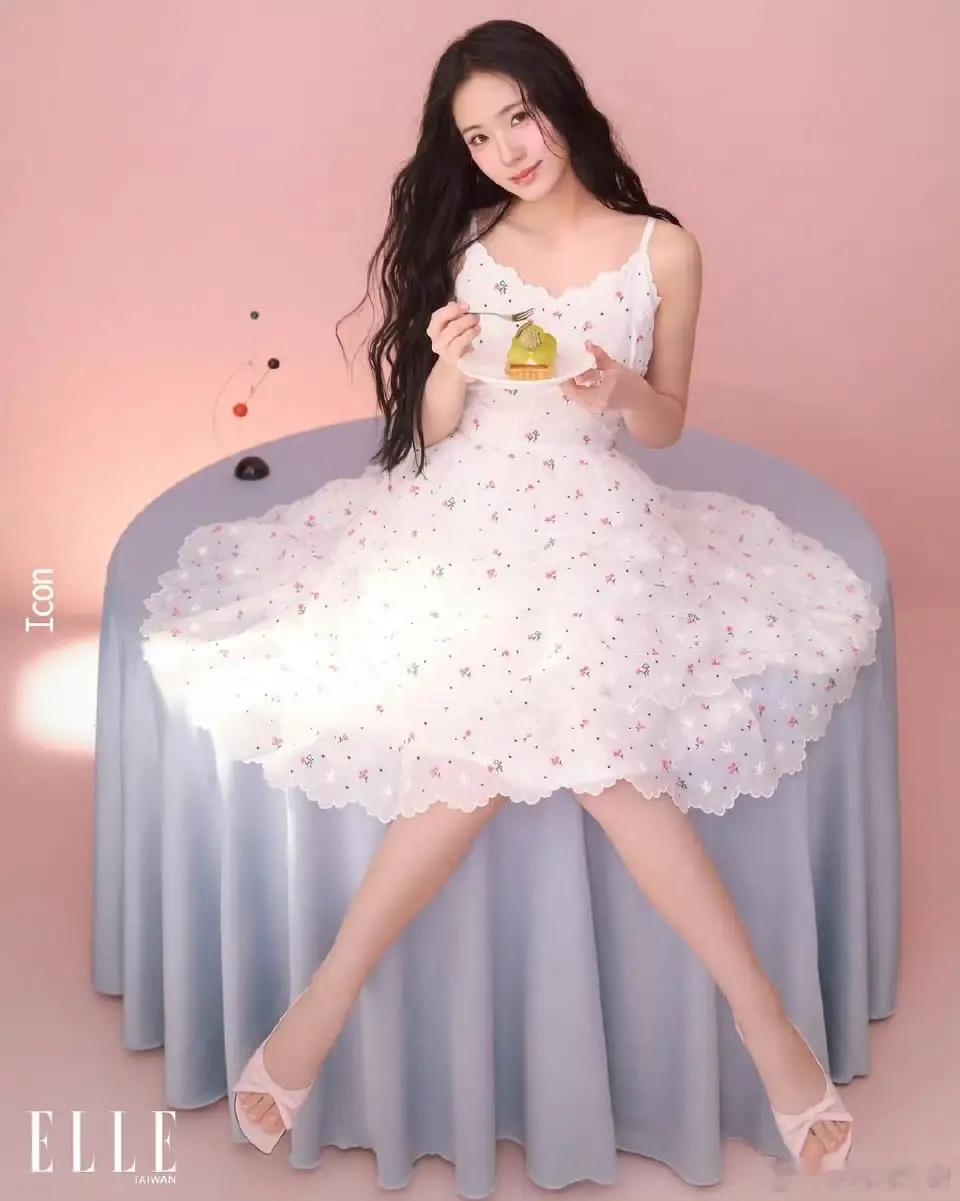 小S二女儿Lily又登上了Elle的时尚杂志封面，其中穿蓝色牛仔外套的侧脸照，被