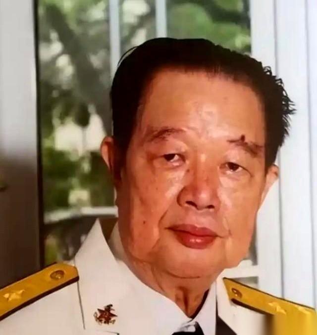 1988年3月14日，赤瓜礁。上级的死命令是：不准开第一枪。但对面越南军舰的子