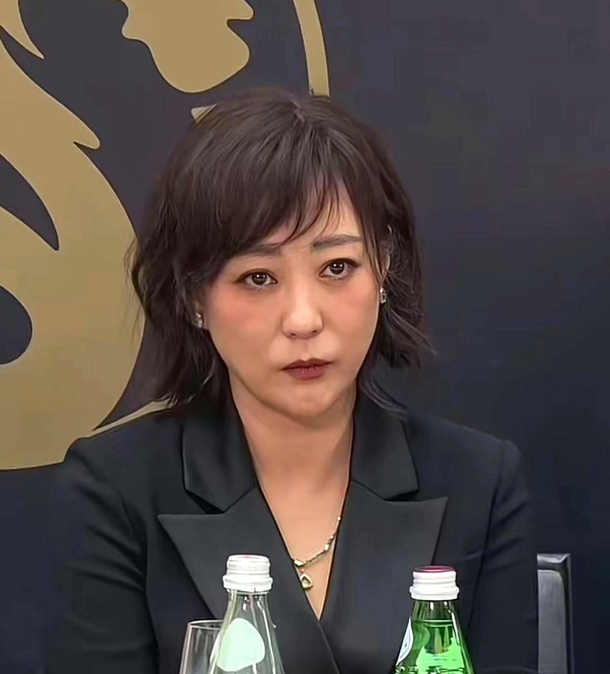 郝蕾瘦了，脸尖了，网友说像换了个人。不是她变丑了，是肉没了，皮没跟上。四十岁以后