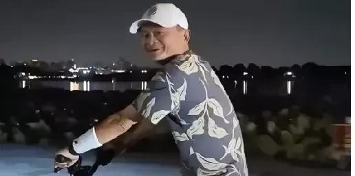 无官一身轻，阿里巴巴创始人马云骑自行车夜游西湖！61岁的马云头戴白色鸭舌帽，身穿
