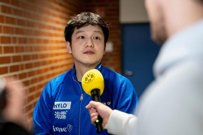 赛后采访，对手球队为“蓝色”樊振东破例一次！蓝色系是禁忌，但樊振东除外！