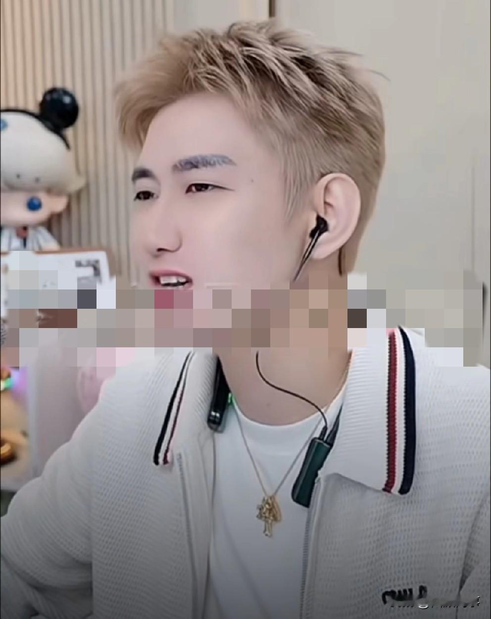 Mc阿哲喊麦隔空与T佑梦幻联动！阿哲在d音直播，看到财团大