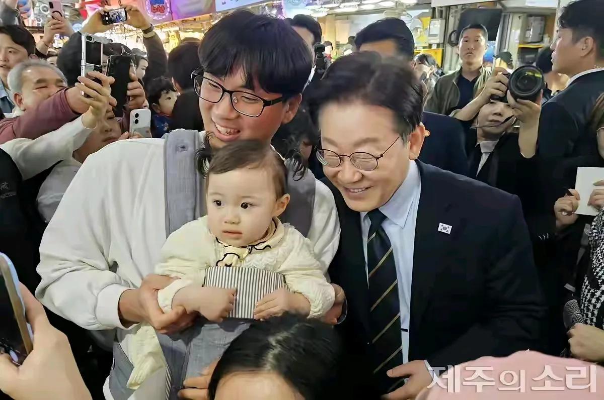 韩国总统李在明和夫人金惠景真是太亲民，太有爱了，只要有时间就会去到市场和民众互动