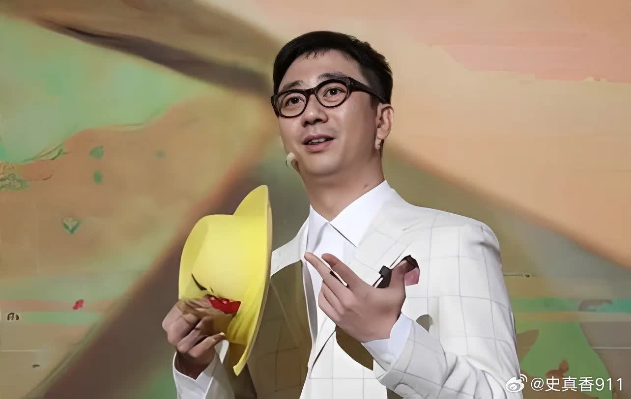 当年，王自健因为说错话，被妻子打了500个耳光，他卑微地跪地求饶：别打了，我都没