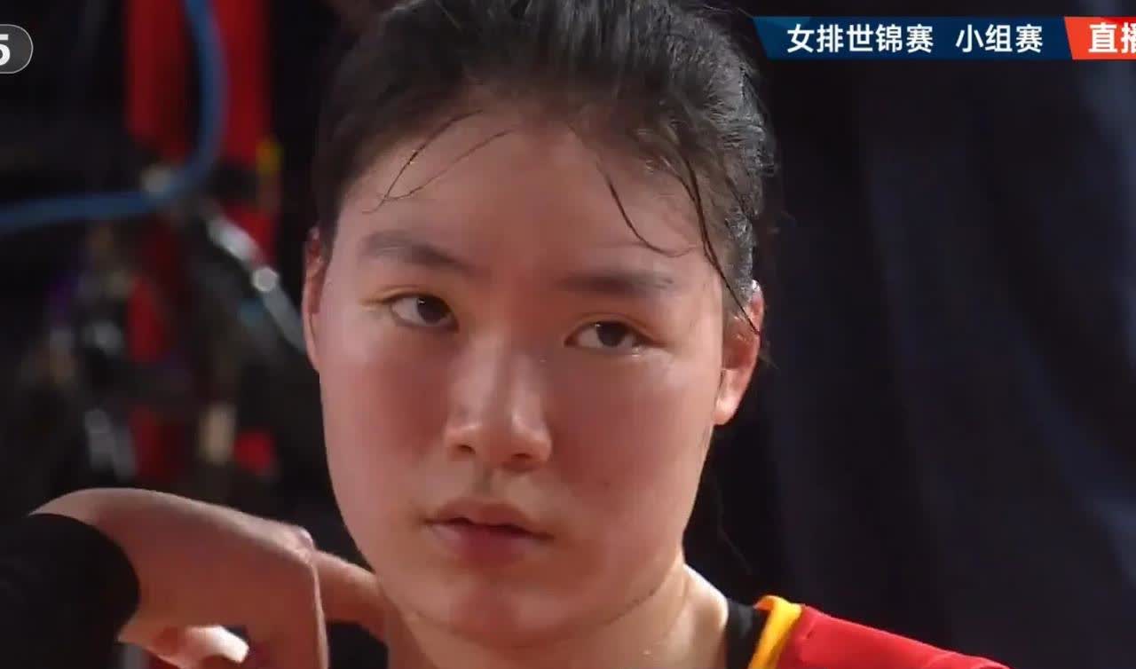 【张籽萱：把两名副攻都成功地激活了】中国女排战胜多米尼加占据淘汰赛有利位置，
