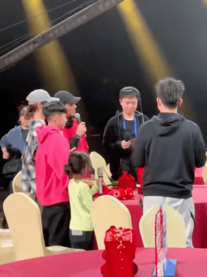 陈小春一家四口首登春晚从综艺到春晚舞台，陈小春一家真是把生活过成了连续剧，还是