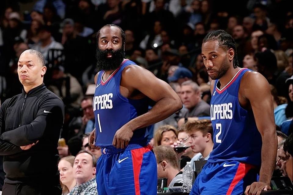 最近因为保罗离队，快船上上下下都受到很大影响，而主帅泰伦卢更是遭到诸多诟病。对