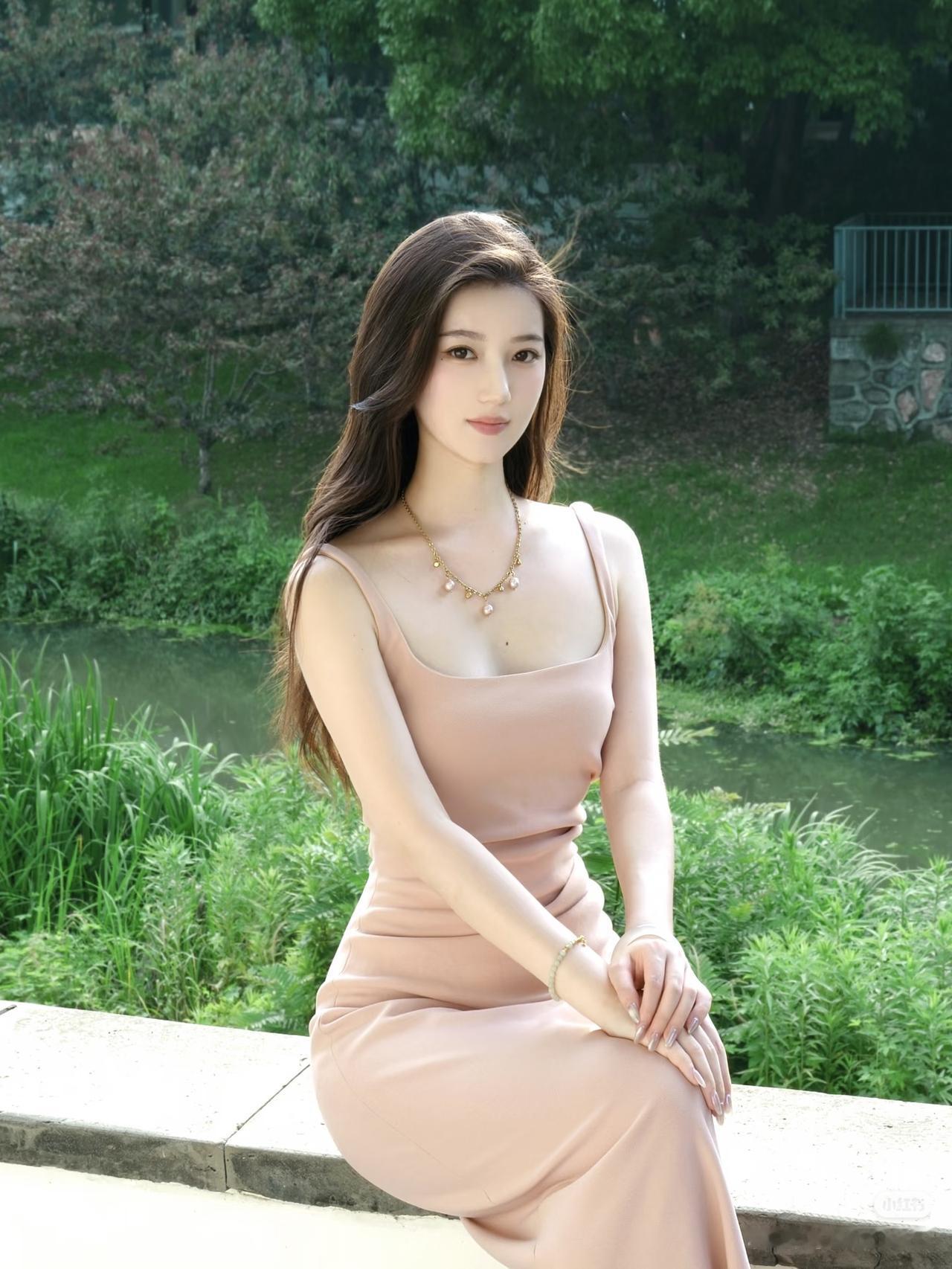 夏日清新，绿意盎然，优雅坐于自然间。