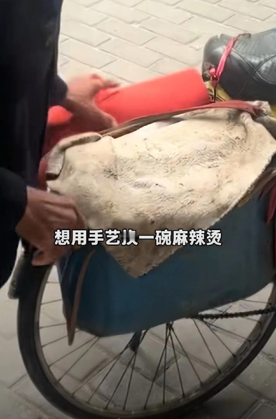 近日，安徽阜阳。老爷爷推着装磨刀工具的自行车，到一家麻辣烫店门口。进店称帮磨刀换