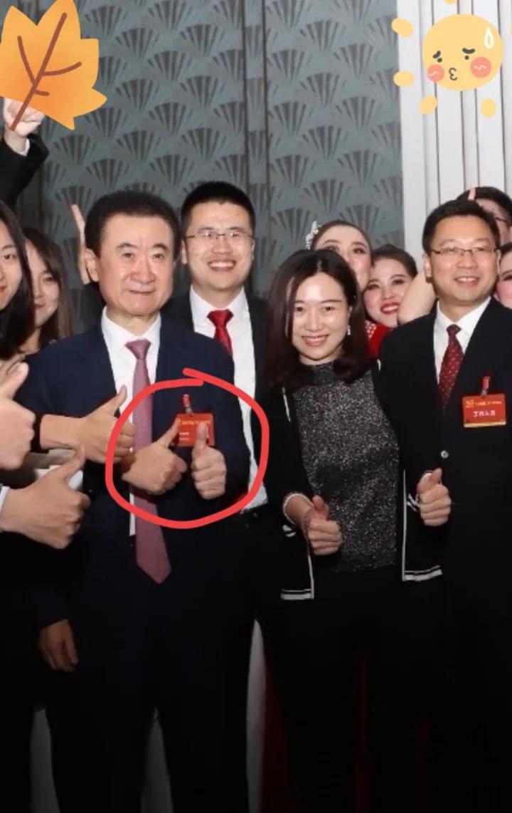 在万达上班的闺蜜告诉了我一个秘密。闺蜜说，只要王健林肯卖万达，就不欠债务了，王