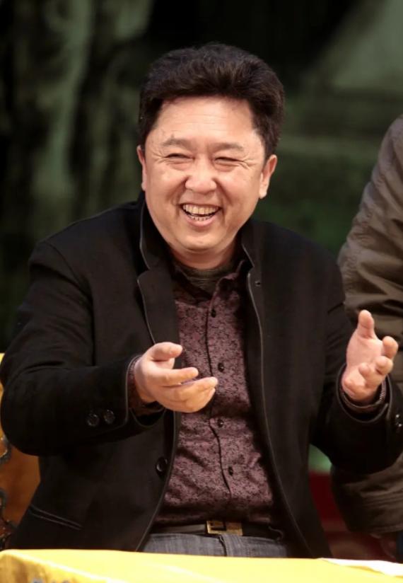 🍋一次，鲁豫问于谦：平时聚餐，你会喊郭德纲一起么？于谦摆摆手：我们吃饭从来不
