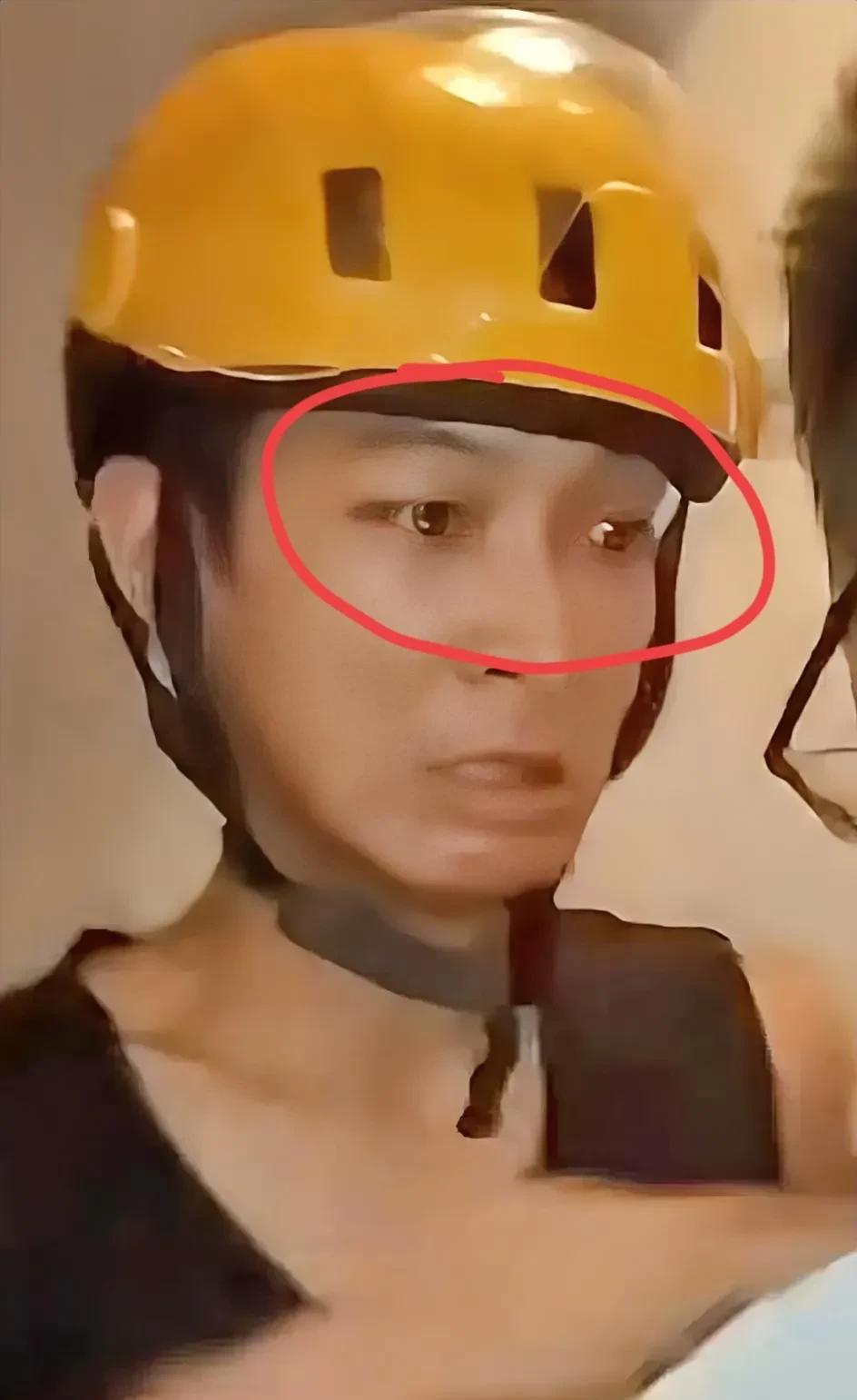 我要反驳很多网友的一点，关于快递小哥用尖锐物品划向业主这起悲剧，绝对不是单一的