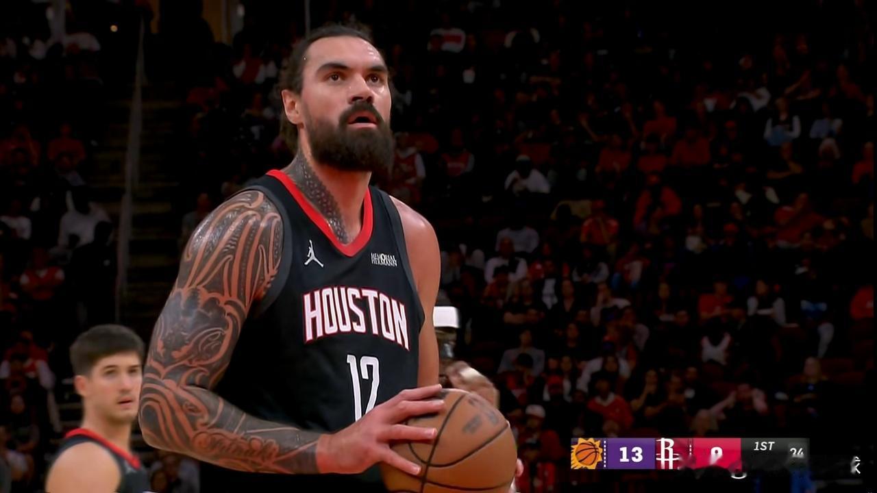 火箭老将亚当斯真是太反常了！在今天火箭主场以100:97险胜太阳的比赛中，向来不